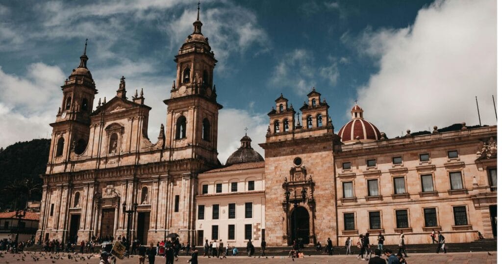 Catedral Primada de Colombia en la Plaza de Bolívar, Bogotá, con cielo parcialmente nublado