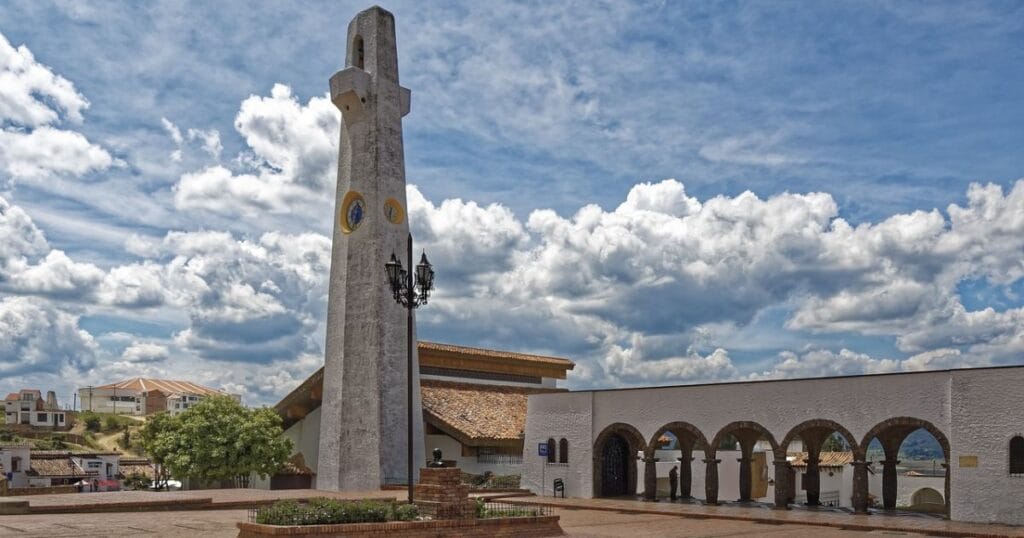Plaza principal de Guatavita Cundinamarca, Colombia, con torre del reloj y arquitectura colonial