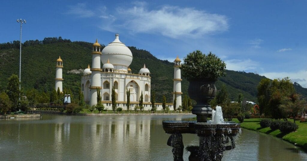 Replica del Taj Mahal en el Parque Jaime Duque, Colombia, rodeada de un lago y montañas verdes