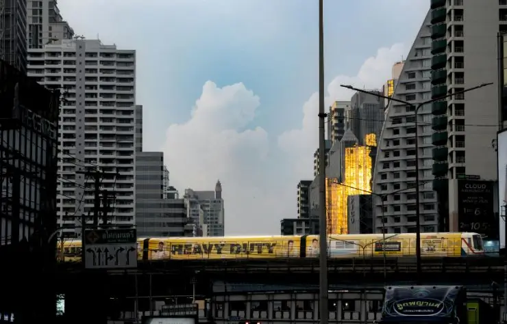 Bangkok Tren elevado atravesando el moderno centro de Bangkok