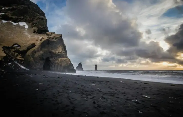Reynisfjara_islandia vista de la playa con arena negra y rocas en Reynisfjara, Islandia