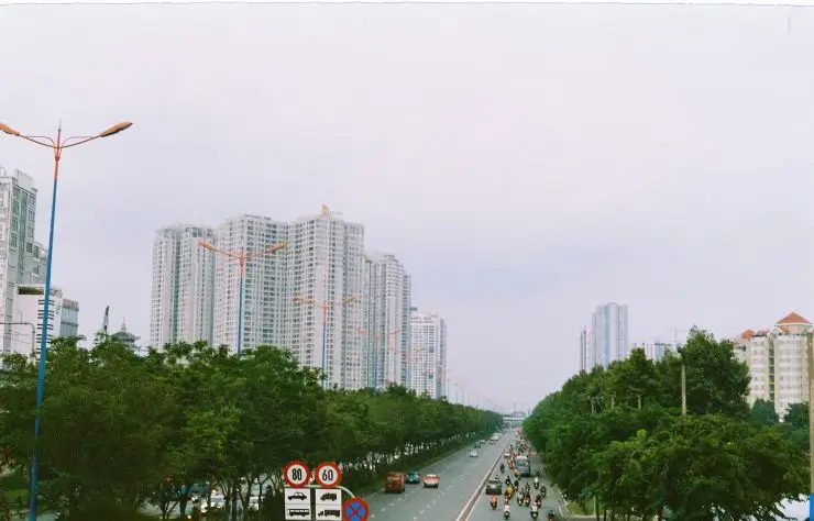 Vietnam Vista urbana de Ho Chi Minh, Vietnam, con modernos rascacielos y avenidas transitadas