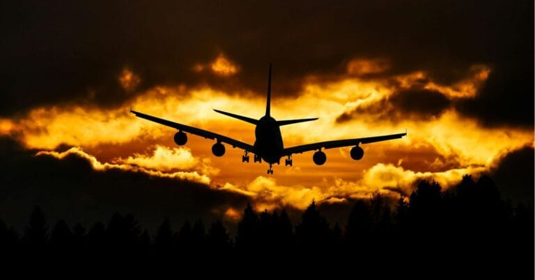 silueta de avión en el cielo sobre un atardecer