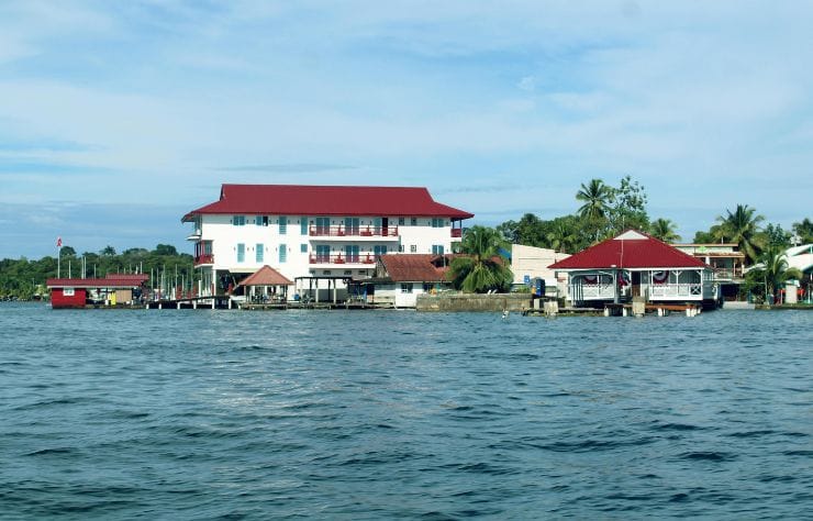 Vista de casas y hoteles con techos rojos frente al mar en Bocas del Toro, Panamá.