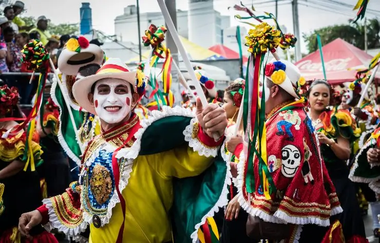 carnaval_barranquilla Bailarines con coloridos disfraces tradicionales celebrando el Carnaval de Barranquilla en Colombia