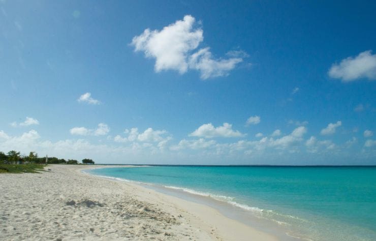 vista del cayo del agua en los roques venezuela, con aguas color turquesa y arena blanca