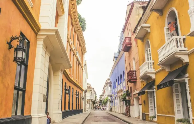 centro_historico_cartagena centro histórico de Cartagena Colombia calles coloridas y balcones coloniales.