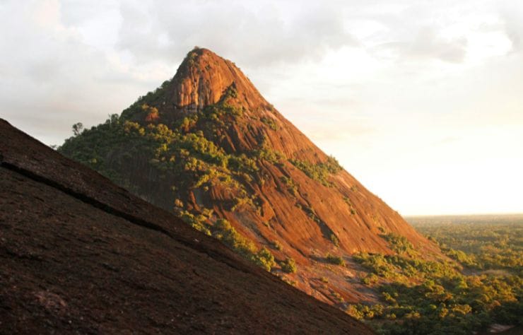 cerro_de_mavecure tres montañas rocosas sobre el rio Inírida, Guainía Colombia