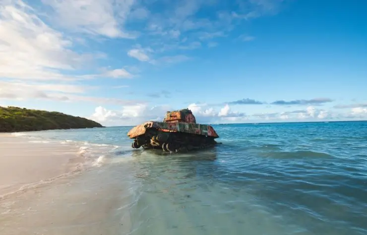 culebra_puerto_rico vista de la playa con aguas color turquesa y un tanque militar oxidado