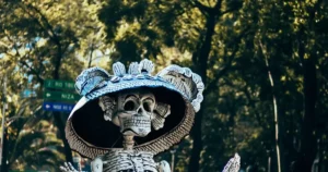 figura de calavera con sombrero en un desfile del Día de Muertos en Ciudad de México