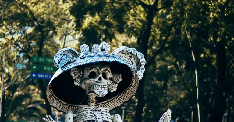 figura de calavera con sombrero en un desfile del Día de Muertos en Ciudad de México