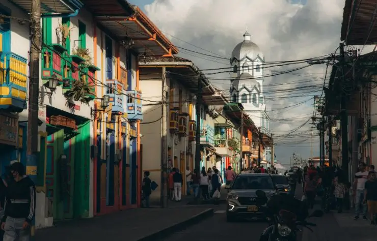 calle principal con casa coloniales y coloridas del pueblo filandia en el eje cafetero Colombia
