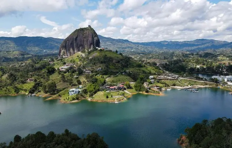 guatape_medellin_colombia Guatapé, Piedra del Peñol, embalse, vista panorámica con las islas y agua al fondo