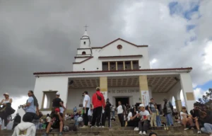 Capilla en el Cerro Monserrate con personal alrededor EN Bogotá.
