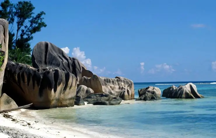 isla_de_la_digue_Seychelles playa en isla la digue Seychelles con agua turquesa y formaciones rocosas