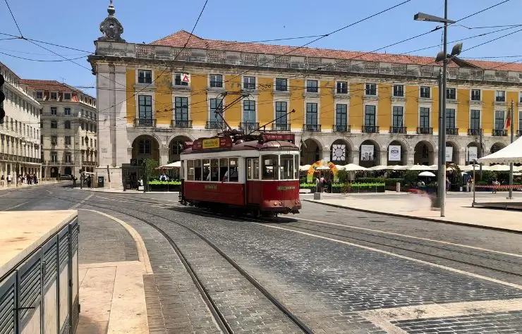 lisboa vista de las calles y casas coloniales de Lisboa y el tranvía
