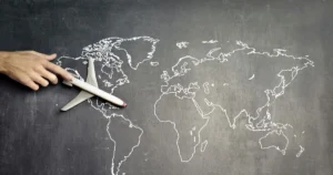 dibujo del mapa en una pizarra con un avión de papel