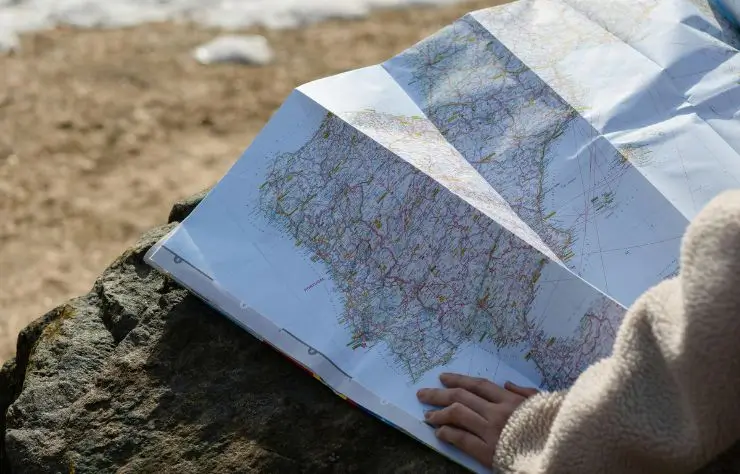 mapa_para_viajar mapa de papel sobre una piedra