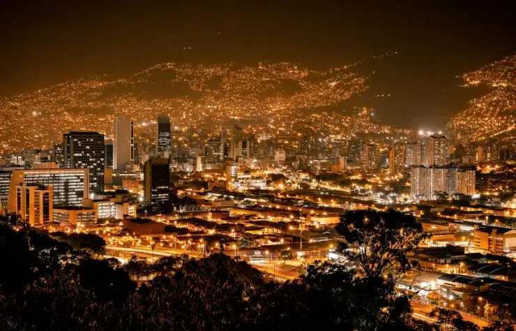 medellin_colombia_de_noche vista panoramica de la ciudad de Medellín iluminada, vida nocturna
