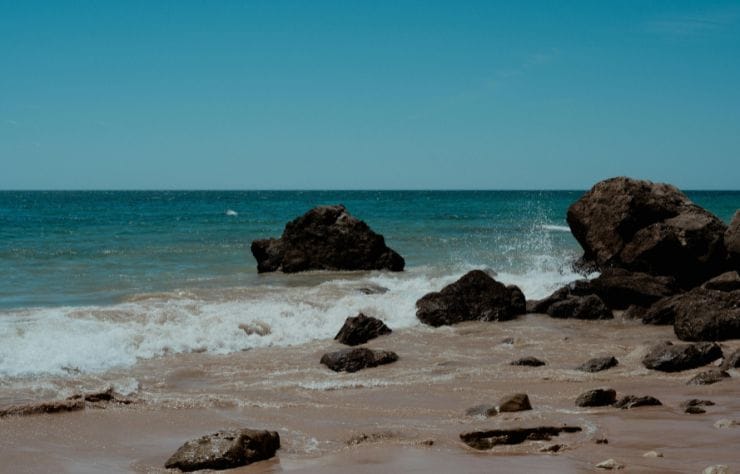 vista de la orilla de la playa los frailes con formaciones rocosas en Ecuador