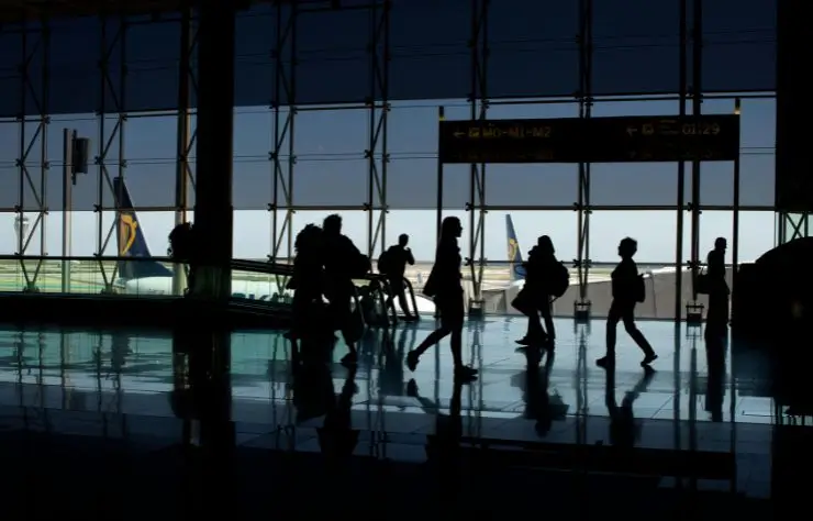 sala_de_aeropuerto CÓMO ENCONTRAR VUELOS BARATOS EN 2025