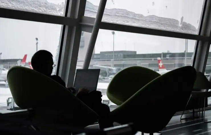 sala_de_espera hombre sentado con un computador en el aeropuerto
