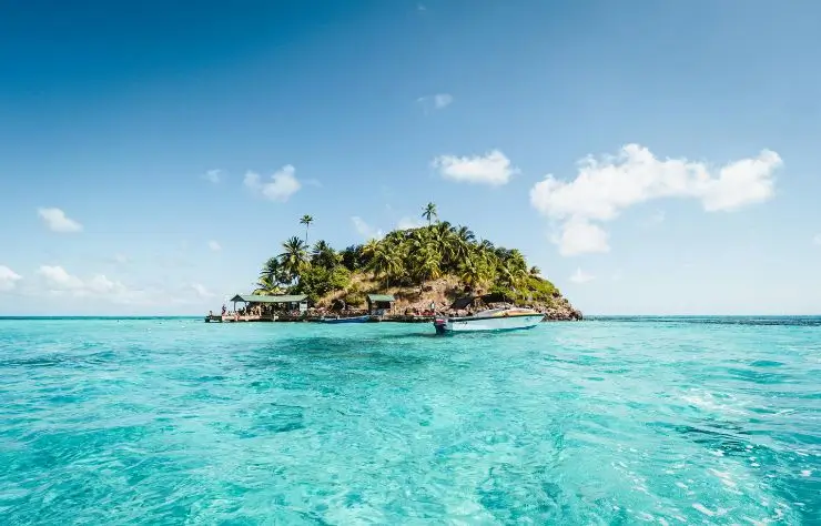 vista de un islote con agua turquesa y lanchas. en san Andrés Colombia