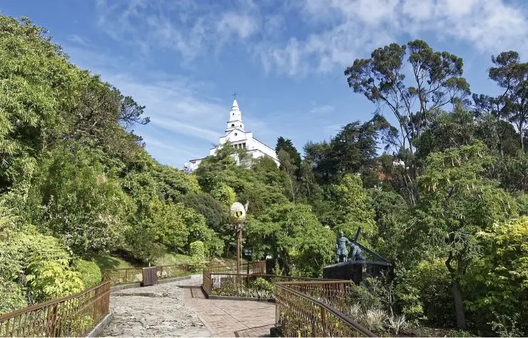 sendero en el cerro Monserrate, Bogotá. Colombia