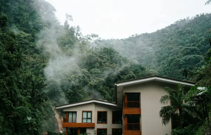 montañas verdes y abundante vegetación con el vapor de las agua termales en Santa Rosa de Cabal, en el eje cafetero de Colombia.